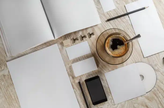 Des papiers et des stylos